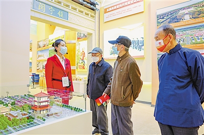     觀眾在寧夏展區(qū)詳細(xì)了解閩寧鎮(zhèn)的發(fā)展歷程。