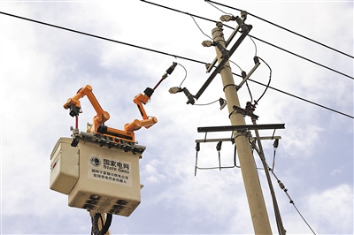     2022年4月8日，國網(wǎng)銀川供電公司員工利用帶電作業(yè)機器人開展用電負荷接入工作。
    本報通訊員 田滿潮 袁宏彥 攝