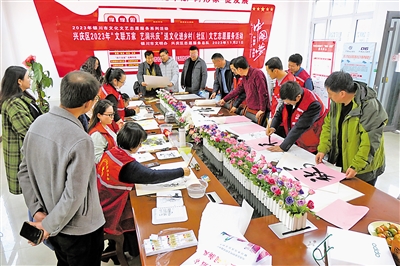 11月21日，文藝文化志愿者們揮筆寫字、潑墨作畫，為促進(jìn)鄉(xiāng)村文化繁榮助力。當(dāng)天，銀川市興慶區(qū)文聯(lián)組織部分文藝文化志愿者，走進(jìn)掌政鎮(zhèn)茂盛村，開展送文化進(jìn)鄉(xiāng)村志愿服務(wù)活動。本報(bào)通訊員 邵軒 攝