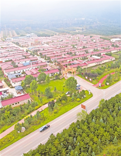     依托六盤山國家森林公園、老龍?zhí)毒皡^(qū)等生態(tài)資源，涇源縣大力發(fā)展農(nóng)家樂，帶動(dòng)村民增收致富。
