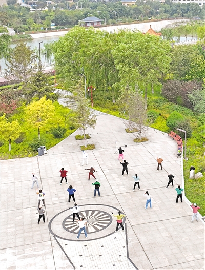     清水河流過固原市原州區(qū)，河道兩岸生態(tài)優(yōu)美，成為市民的休閑場所。