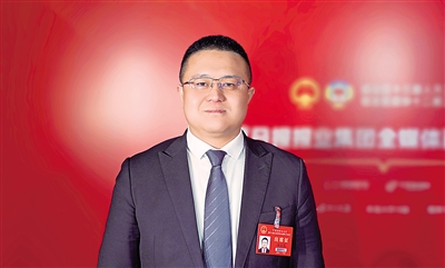 自治區(qū)人大代表、寧夏金曜塑業(yè)有限公司董事長 金玉龍<br/>　　這些成績的取得，令人振奮，備受鼓舞。數(shù)字背后，是無數(shù)人的辛勤勞動(dòng)和默默付出，我們還有什么理由不接續(xù)奮斗，增光添彩？ 本報(bào)記者 李濤 攝