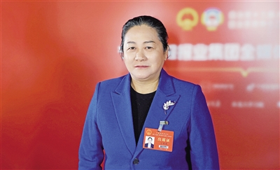     自治區(qū)人大代表、吳忠市秀琴奶牛養(yǎng)殖專業(yè)合作社理事長 丁秀琴<br/>　　政府工作報(bào)告對民營經(jīng)濟(jì)和鄉(xiāng)村振興的表述，讓我對自己所從事的奶產(chǎn)業(yè)發(fā)展充滿信心。本報(bào)記者 李濤 攝