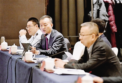     自治區(qū)政協(xié)委員、寧夏華嚴(yán)趣鏈科技有限公司董事長 施曉軍<br/>　　要正視企業(yè)發(fā)展中遇到的各種困難，數(shù)字企業(yè)也要善于因勢利導(dǎo)，把握機(jī)遇，立足自身實(shí)際，加強(qiáng)模式創(chuàng)新、產(chǎn)品創(chuàng)新、技術(shù)創(chuàng)新，不斷提高核心競爭力。<br/>　　本報(bào)記者 王曉龍 攝