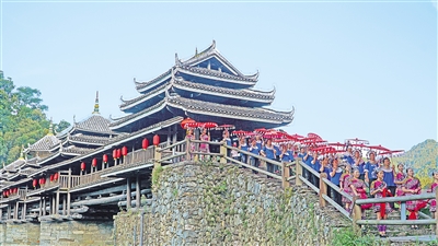     8月26日，三江侗族自治縣程陽八寨景區(qū)。程陽八寨位于三江侗族自治縣林溪鎮(zhèn)，立足中國侗族原生態(tài)旅游資源，通過旅游銷售油茶、茶葉、侗族工藝品等提高群眾收入。