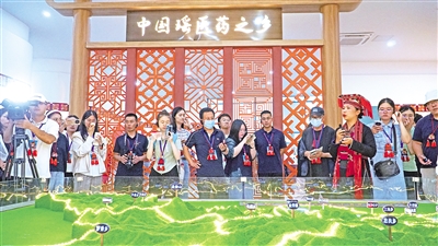     8月24日，記者一行走進“中國瑤醫(yī)藥之鄉(xiāng)”廣西來賓市金秀瑤族自治縣。