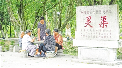     靈渠位于廣西壯族自治區(qū)桂林市興安縣，全長36.4公里，是連接長江流域和珠江流域的一條古代運河。水清岸綠渠暢景美，每年吸引游客100多萬人次。