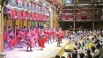     8月27日，在廣西桂林市龍勝各族自治縣龍脊鎮(zhèn)黃洛瑤寨，紅瑤姑娘表演曬紅衣，紅瑤梳長發(fā)等特色活動。黃洛瑤寨共有83戶，348人，獲評“首批中國少數(shù)民族特色村寨”。