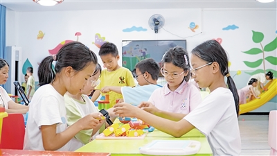     柳州市三江侗族自治縣古宜鎮(zhèn)南站社區(qū)兒童活動室，小朋友在玩游戲。