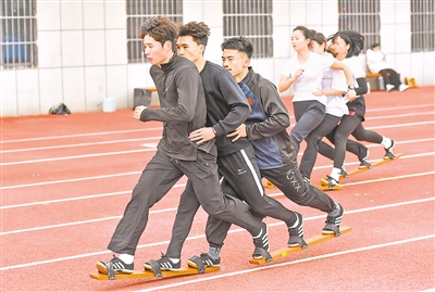     參加板鞋競速的6名運動員在訓(xùn)練。